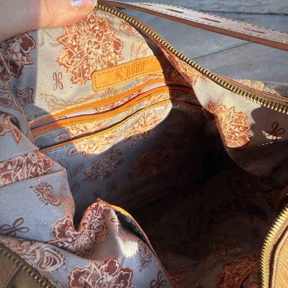 Gucci Tan Tote Bag with Signature Pattern - Picture 8 of 9